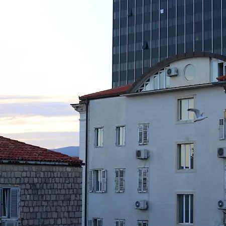 Charming Flat Near Center And *