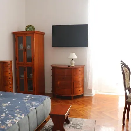 Charming Flat Near Center And *